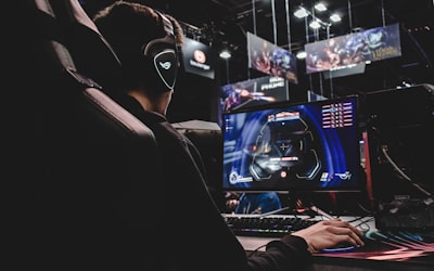 HB火博电竞比分平台展示DOTA2和英雄联盟顶级赛事直播的界面